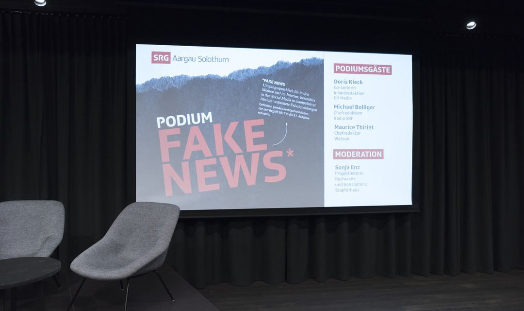 Bild von Fotogalerie Podium "Fake News"