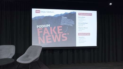 Bild von Fotogalerie Podium "Fake News"