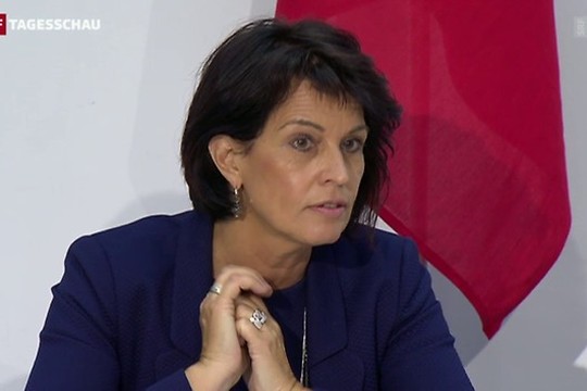 Bild von Abstimmungspodium mit Bundesrätin Doris Leuthard: Fakten und Emotionen in der Diskussion um die RTVG-Revision